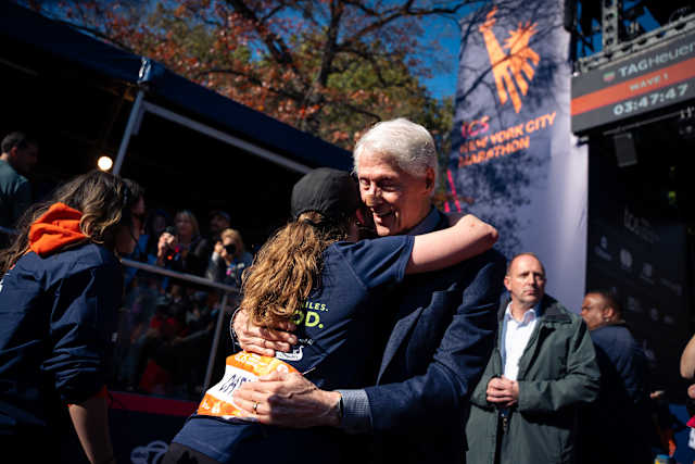 Uning etagini kozdan kechirish porno video Uyga tashrif buyurish bilan Moskvada erotik massaj